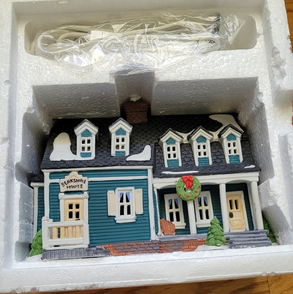 Dept. 56 New England Village Berkshire House